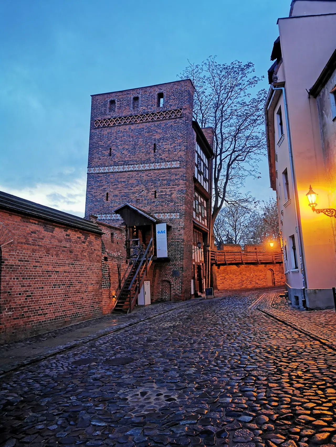Der schiefe Turm von Toruń und die gotische Altstadt dahinter