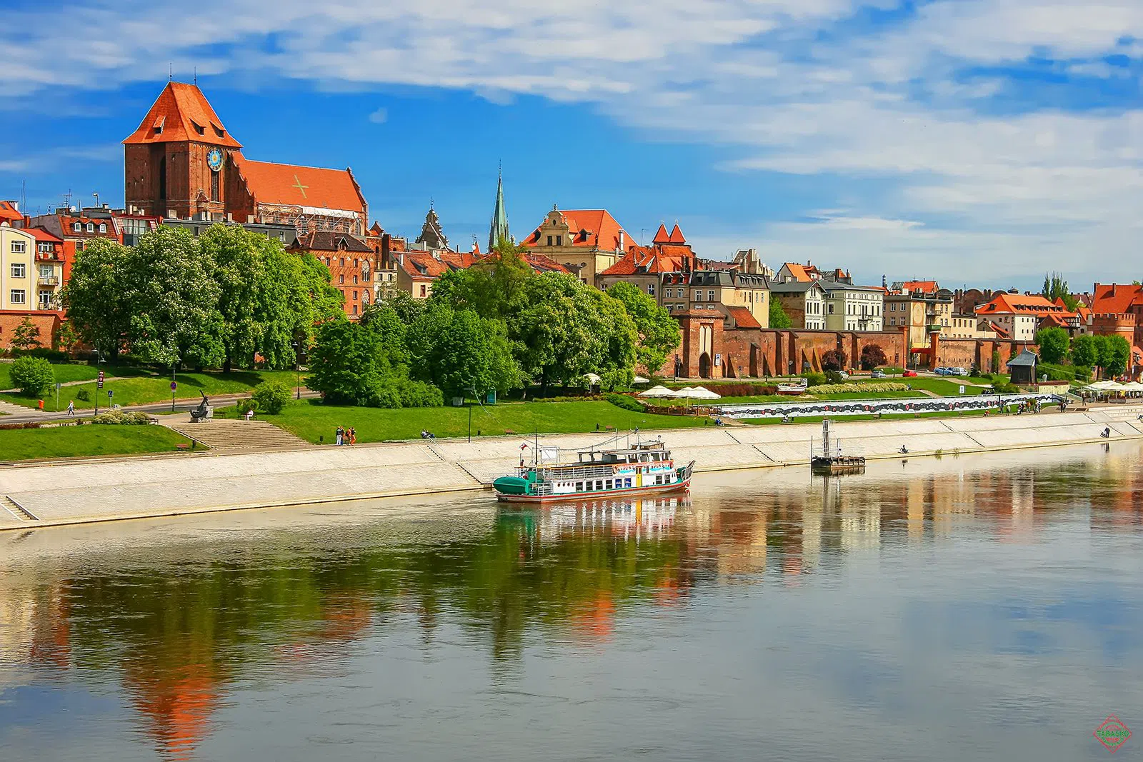 Crossing to Kępa Bazarowa, Torun's island on the Vistula